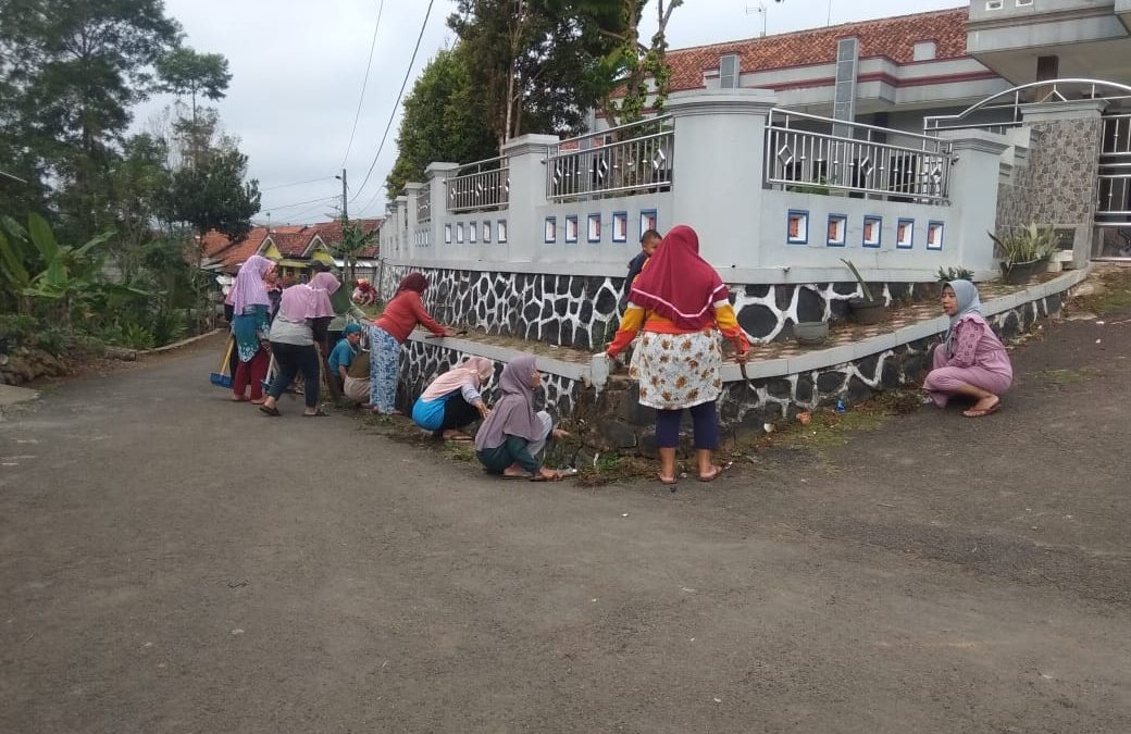 “Kerja Bakti Pembersihan Jalan dan Saluran Air: Masyarakat Sadabumi Bersatu dalam Kebersihan”