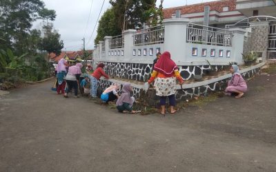 “Kerja Bakti Pembersihan Jalan dan Saluran Air: Masyarakat Sadabumi Bersatu dalam Kebersihan”